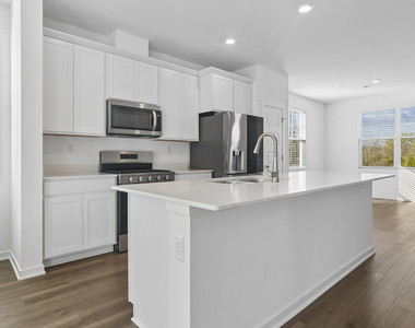 559 Yosemite Way - Photo Thumbnail 4