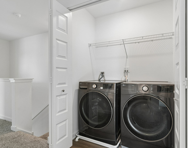559 Yosemite Way - Photo Thumbnail 9