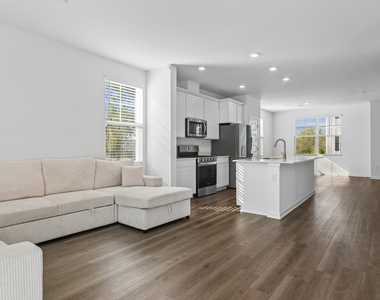 559 Yosemite Way - Photo Thumbnail 3