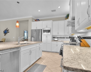 9104 Isla Bella Circle - Photo Thumbnail 13
