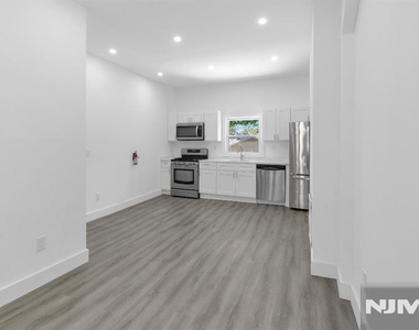 101 Garside - Photo Thumbnail 12