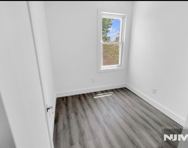 101 Garside - Photo Thumbnail 5