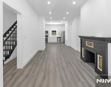 101 Garside - Photo Thumbnail 3