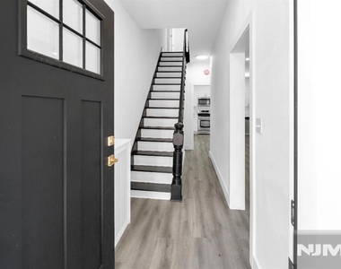 101 Garside - Photo Thumbnail 1