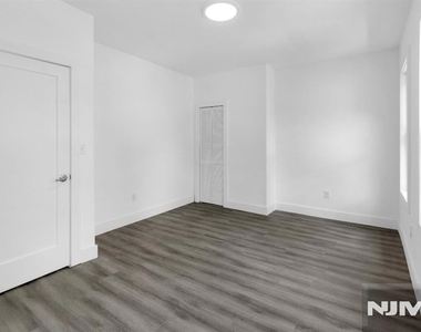 101 Garside - Photo Thumbnail 10