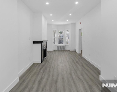 101 Garside - Photo Thumbnail 2