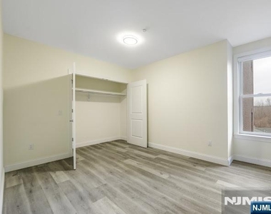 227 Teaneck - Photo Thumbnail 7