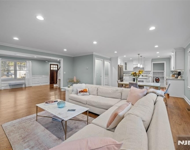 656 Wyndemere - Photo Thumbnail 1