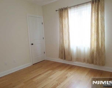 2191 Edwin - Photo Thumbnail 10