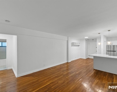 3031 Edwin - Photo Thumbnail 7