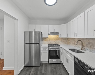 3031 Edwin - Photo Thumbnail 11