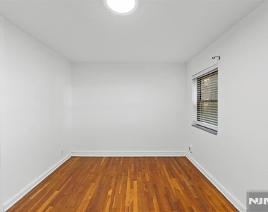 3031 Edwin - Photo Thumbnail 16