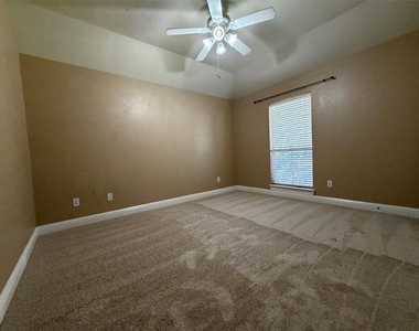 3303 Thistlegrove Lane - Photo Thumbnail 12