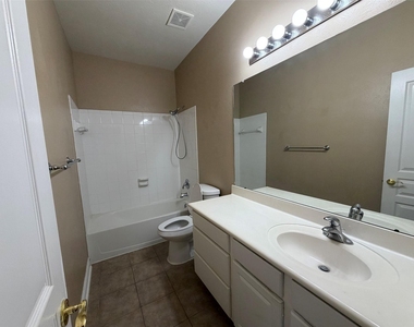 3303 Thistlegrove Lane - Photo Thumbnail 15