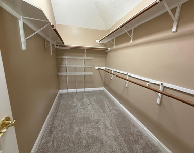3303 Thistlegrove Lane - Photo Thumbnail 17