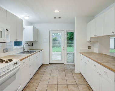 2803 Ashwood Street - Photo Thumbnail 2