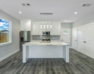 9306 E Avenue L - Photo Thumbnail 5