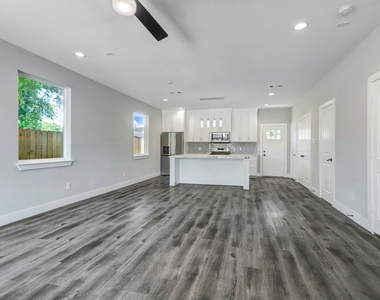 9306 E Avenue L - Photo Thumbnail 3