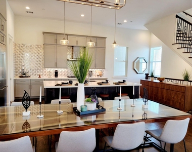 706 Delano Street - Photo Thumbnail 8