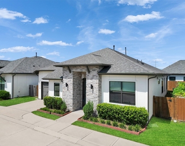 10330 Grove Row Avenue - Photo Thumbnail 2