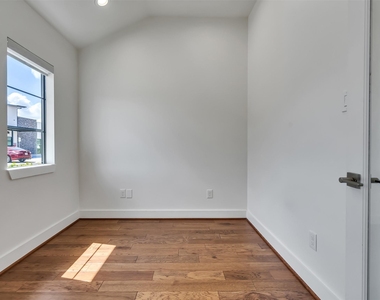 10330 Grove Row Avenue - Photo Thumbnail 14