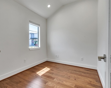 10330 Grove Row Avenue - Photo Thumbnail 13