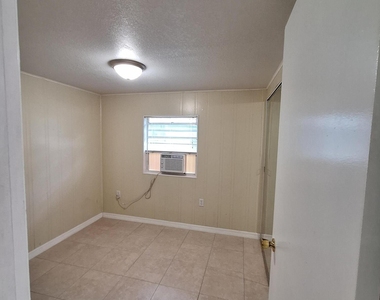 4065 Coquina Avenue - Photo Thumbnail 7