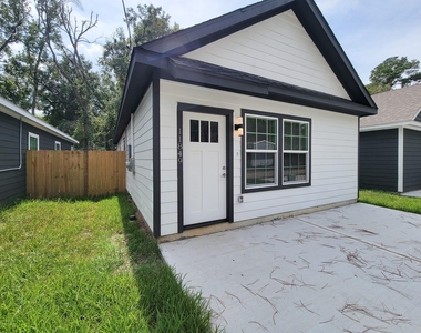 11849 Nelwood Street - Photo Thumbnail 2