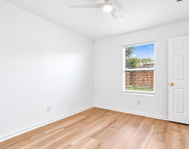 16111 Wisteria Hill Street - Photo Thumbnail 22