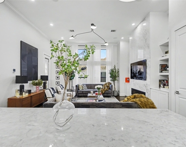 932 W 22nd Street - Photo Thumbnail 20