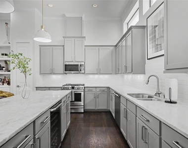932 W 22nd Street - Photo Thumbnail 17