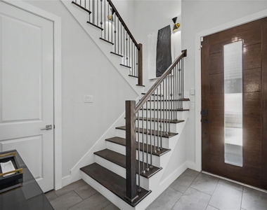 932 W 22nd Street - Photo Thumbnail 3