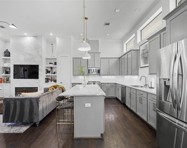 932 W 22nd Street - Photo Thumbnail 15