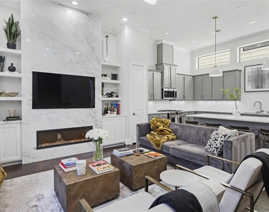 932 W 22nd Street - Photo Thumbnail 10
