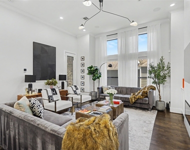 932 W 22nd Street - Photo Thumbnail 13