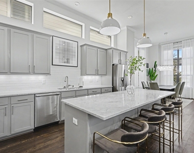 932 W 22nd Street - Photo Thumbnail 16