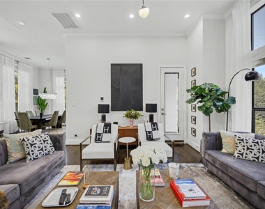 932 W 22nd Street - Photo Thumbnail 12