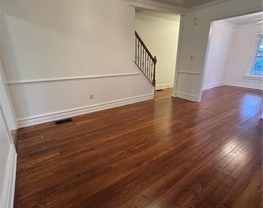 915 W Washington Street - Photo Thumbnail 5