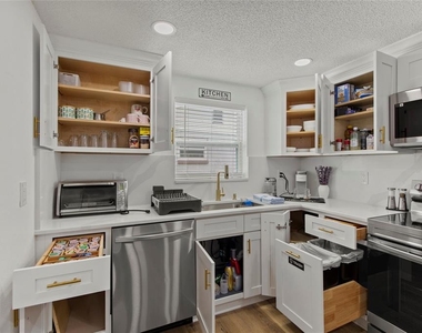 1752 Fairfield Street - Photo Thumbnail 12