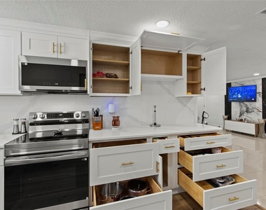 1752 Fairfield Street - Photo Thumbnail 10