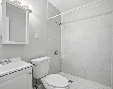 6801 46th Avenue N - Photo Thumbnail 10