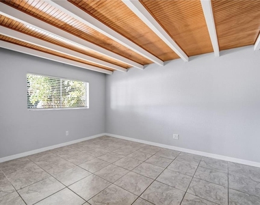 6801 46th Avenue N - Photo Thumbnail 5