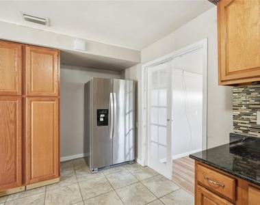 6801 46th Avenue N - Photo Thumbnail 13
