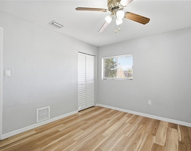 6801 46th Avenue N - Photo Thumbnail 8