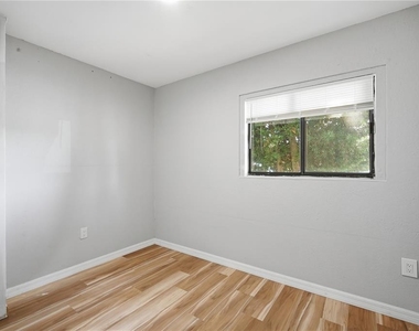 6801 46th Avenue N - Photo Thumbnail 9