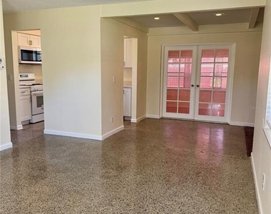 4423 W Varn Avenue - Photo Thumbnail 2