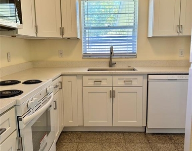 4423 W Varn Avenue - Photo Thumbnail 11