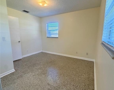4423 W Varn Avenue - Photo Thumbnail 3