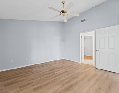2366 Bentley Dr - Photo Thumbnail 21