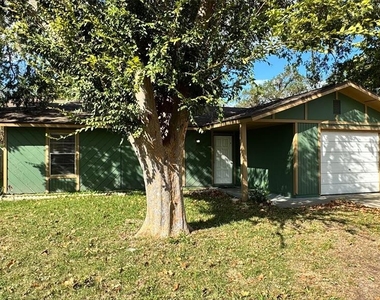 1811 Ne 29th Place - Photo Thumbnail 2
